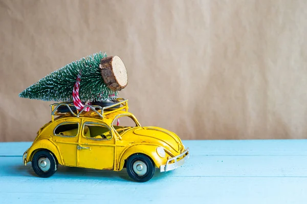 Albero di Natale sulla macchinina. Concetto di festa di Natale — Foto Stock