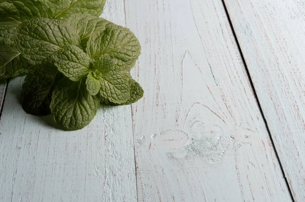 木製のテーブルにミントの小枝。木製 backgro の香りミント — ストック写真