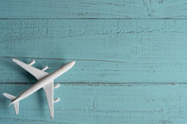 Tahta arka planda minyatür oyuncak uçak. Uçakla yolculuk..