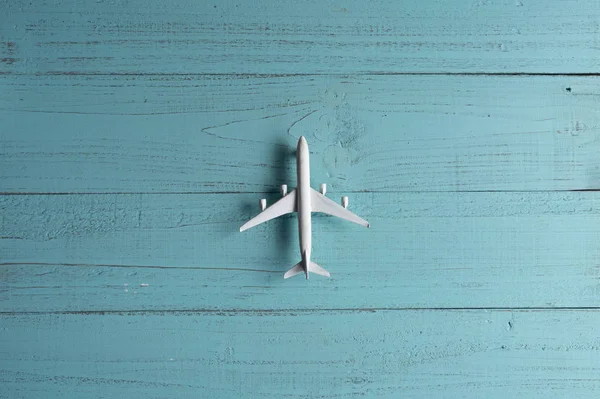 Avión de juguete miniatura sobre fondo de madera. Viaje en avión . — Foto de Stock