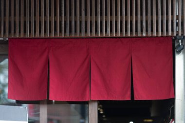 Geleneksel Japonya önünde asılı perde gibi kumaş