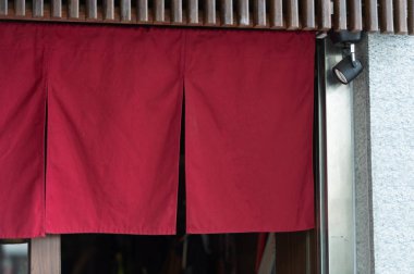 Geleneksel Japonya önünde asılı perde gibi kumaş