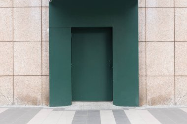 Sokak duvarı ve kapı kenarındaki kaldırım