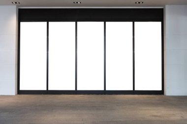 Büyük Pencere ve İsim Yeri olan Dükkan Dükkanı Önü
