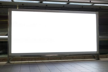 Büyük boş billboard bir sokak duvara afiş eklemek için oda