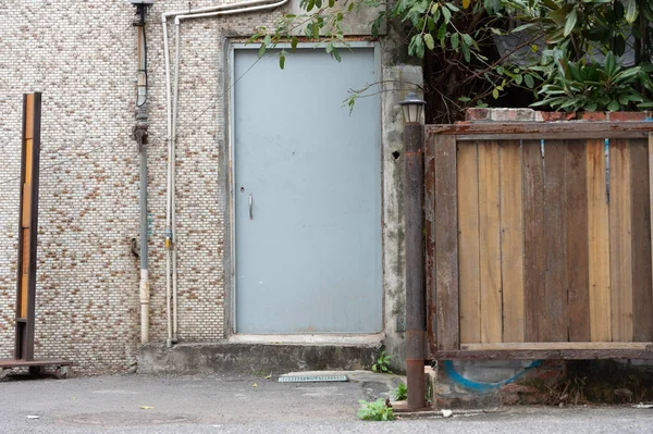 Gehweg an Hauswand & Tür — Stockfoto