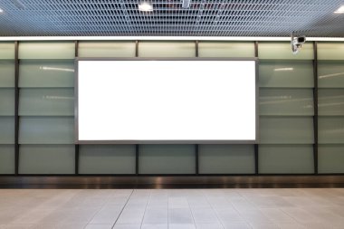 Sokak duvarında kocaman boş bir ilan panosu, kendi metnini ekleyebileceğin pankartlar.