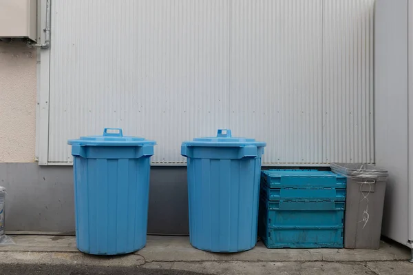 蓝色城市垃圾桶 — 图库照片