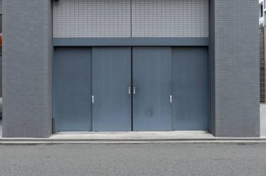 Sokak duvarı ve kapı kenarındaki kaldırım