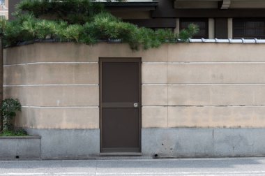 Sokak duvarı ve kapı kenarındaki kaldırım