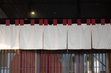 Geleneksel Japon restoranları ve dükkanlarının önünde asılı duran perde benzeri kumaş sadece bir tabela değil, aynı zamanda daha büyük bir anlam da taşıyor.,