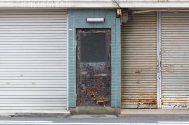 Sokak duvarı ve kapı kenarındaki kaldırım