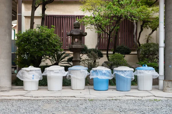 Cubos de basura de ciudad — Foto de Stock