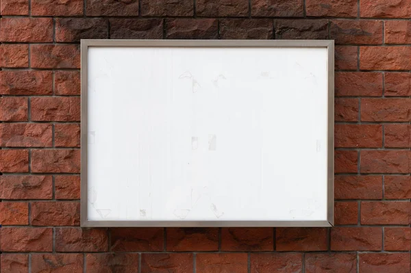 Grande cartellone bianco su un muro di strada, striscioni con spazio per aggiungere — Foto Stock