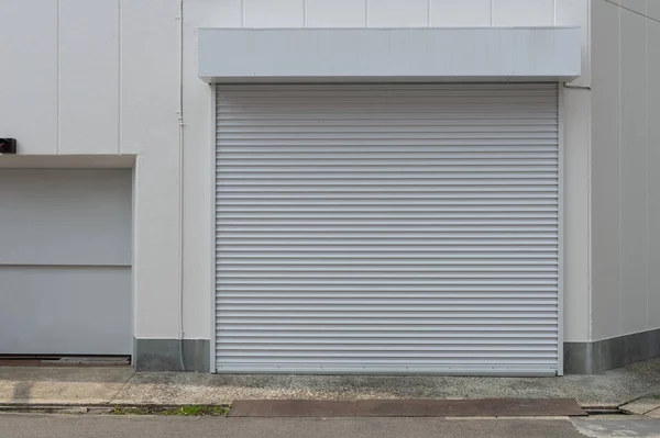 En närbild skott av automatisk metall rullport används i fabriken, s — Stockfoto