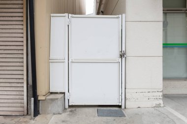 Sokak duvarı ve kapı kenarındaki kaldırım