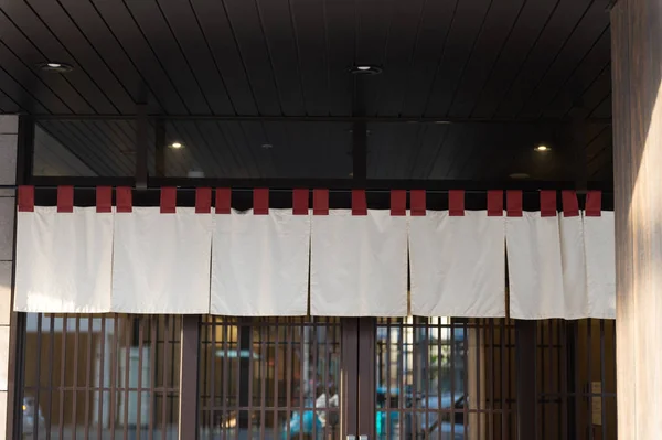 Il tessuto simile a una tenda che pende davanti al Giappone tradizionale — Foto Stock