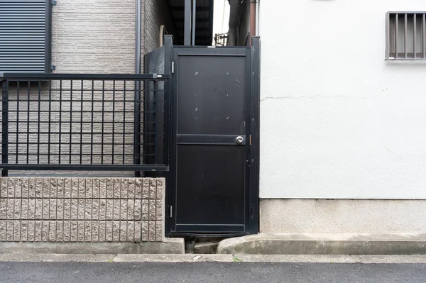 Gehweg an Hauswand & Tür — Stockfoto
