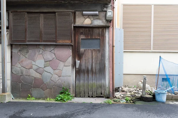Тротуар на вулиці стіна і двері — стокове фото