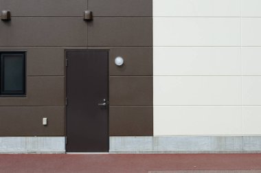 Sokak duvarı ve kapı kenarındaki kaldırım