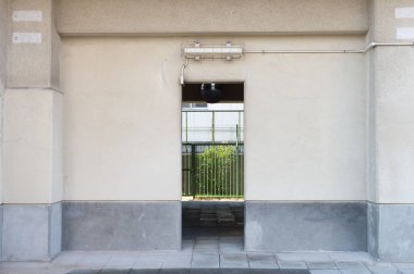 Sokak duvarı ve kapı kenarındaki kaldırım