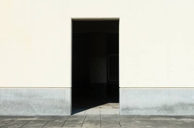 Sokak duvarı ve kapı kenarındaki kaldırım