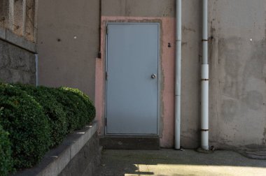 Sokak duvarı ve kapı kenarındaki kaldırım