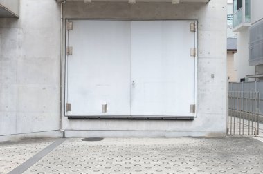 Sokak duvarı ve kapı kenarındaki kaldırım