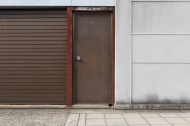 Sokak duvarı ve kapı kenarındaki kaldırım