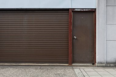 Sokak duvarı ve kapı kenarındaki kaldırım