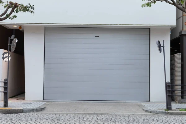 Um tiro close-up de porta de rolo de metal automático usado na fábrica, s — Fotografia de Stock