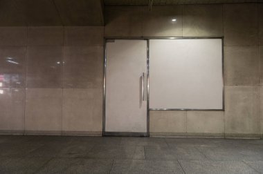 Sokak duvarı ve kapı kenarındaki kaldırım