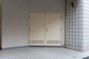 Sokak duvarı ve kapı kenarındaki kaldırım