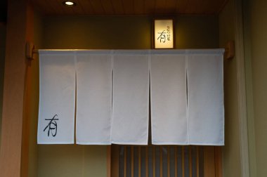 Geleneksel Japonya önünde asılı perde gibi kumaş