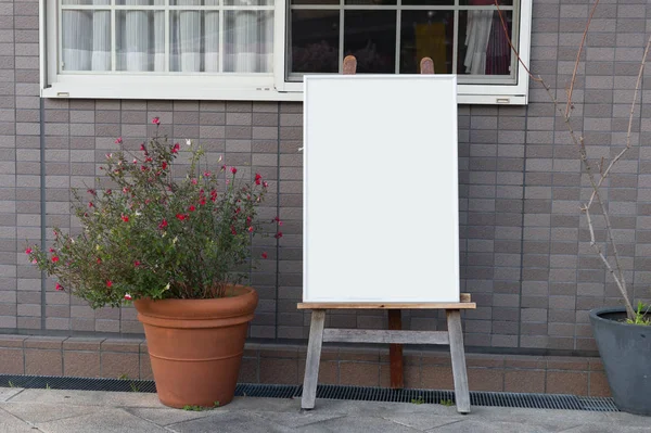 Cartelera grande en blanco en una pared de la calle, pancartas con espacio para agregar — Foto de Stock