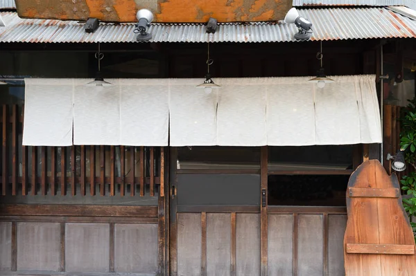 Занавес, который висит перед традиционной Японией — стоковое фото