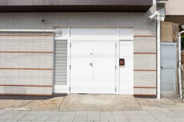 Sokak duvarı ve kapı kenarındaki kaldırım