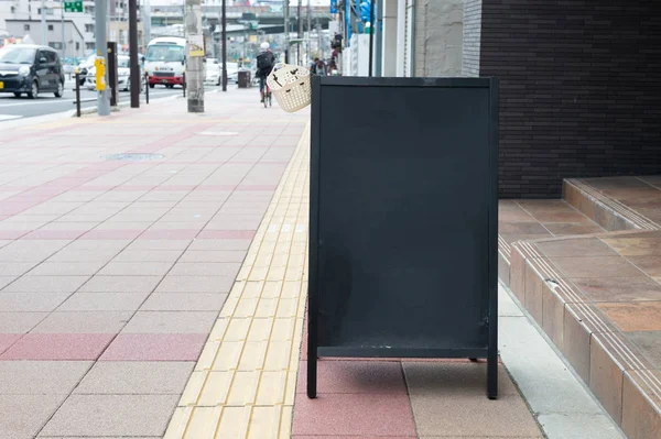 Nagy üres billboard egy utcai falon, bannerek szoba hozzáadása — Stock Fotó