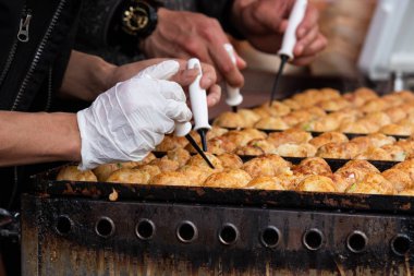 Takoyaki Japonya 'daki en ünlü bir Japon aperatiftir..