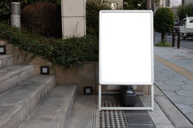 Büyük boş billboard bir sokak duvara afiş eklemek için oda