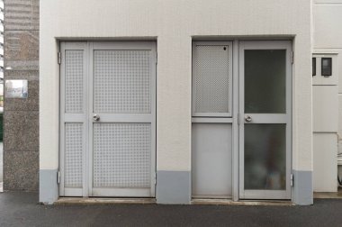 Sokak duvarı ve kapı kenarındaki kaldırım