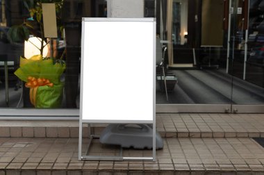 Büyük boş billboard bir sokak duvara afiş eklemek için oda