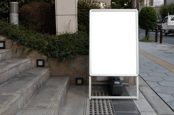 Grande outdoor em branco em uma parede de rua, banners com espaço para adicionar — Fotografia de Stock