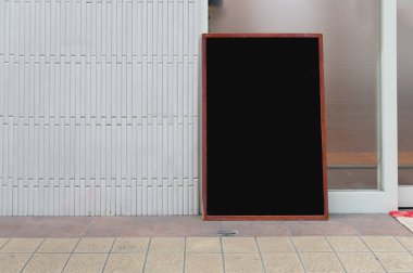 Büyük boş billboard bir sokak duvara afiş eklemek için oda