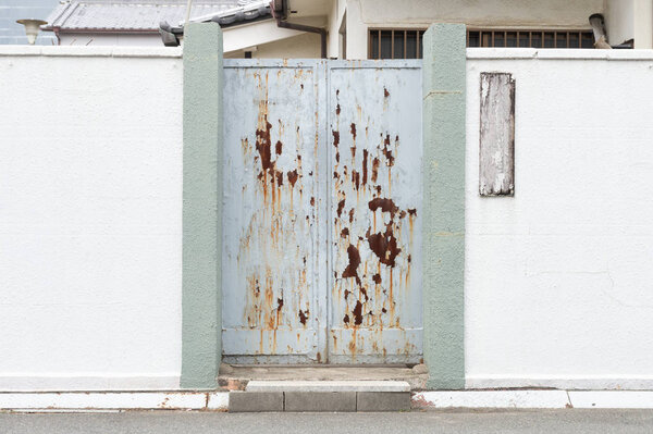 Sidewalk by street wall & door — Stock Photo, Image