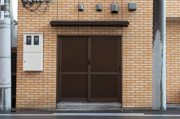 Gehweg an Hauswand & Tür — Stockfoto