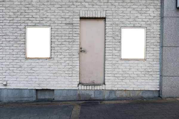 Cartelera grande en blanco en una pared de la calle, pancartas con espacio para agregar —  Fotos de Stock