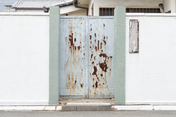 Calçada por parede de rua & porta Fotos De Bancos De Imagens