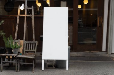 Büyük boş billboard bir sokak duvara afiş eklemek için oda