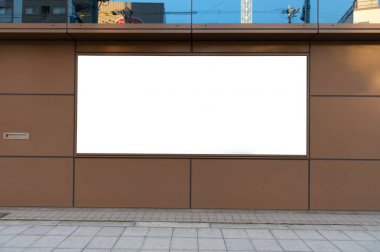 Büyük Pencere ve İsim Yeri olan Dükkan Dükkanı Önü